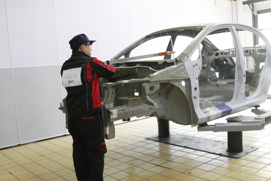 1482123952146824.jpg 參加決賽的選手在進(jìn)行發(fā)動機(jī)艙結(jié)構(gòu)測量.JPG